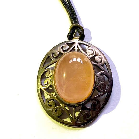 Vintage Jewelry - Beautiful Rose Quartz crystal Pendant in Silver